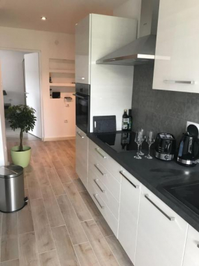 Central DeLuxe Kairos apartment with free parking